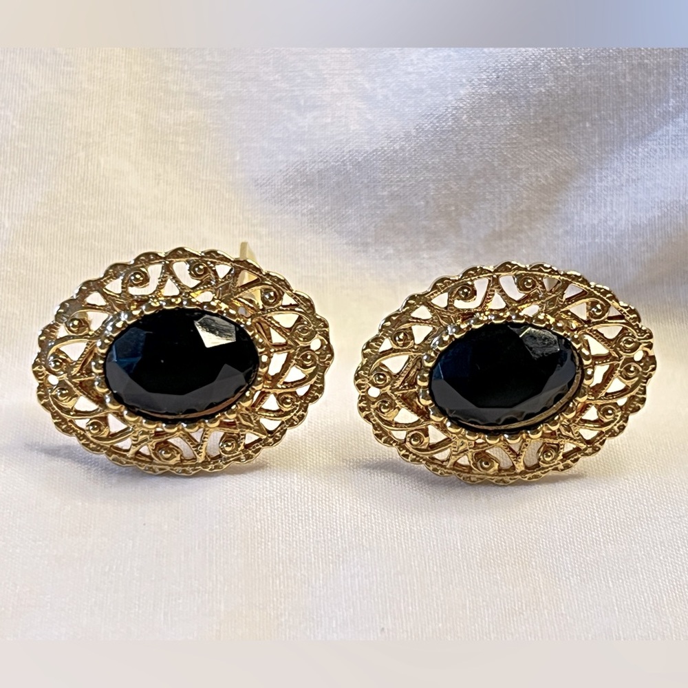 Sarah Coventry Gold Tone Filigree w/Black
Lucite Cabochon Clip On Earrings